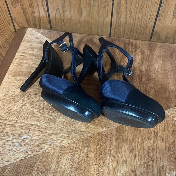 Tory Burch" Black Velvet & Navy Blue Satin T-Strap Heels - Picture 5 of 15